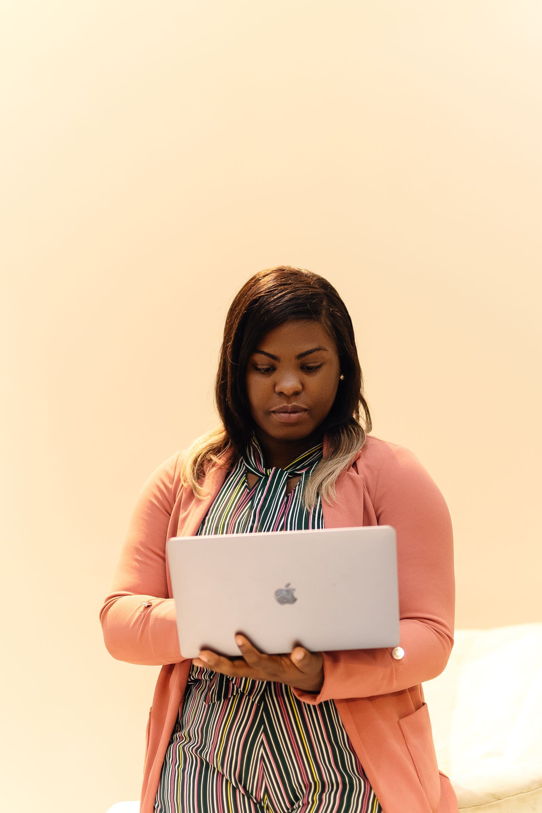 Entrepreneure BUGEPRO utilisant son ordinateur